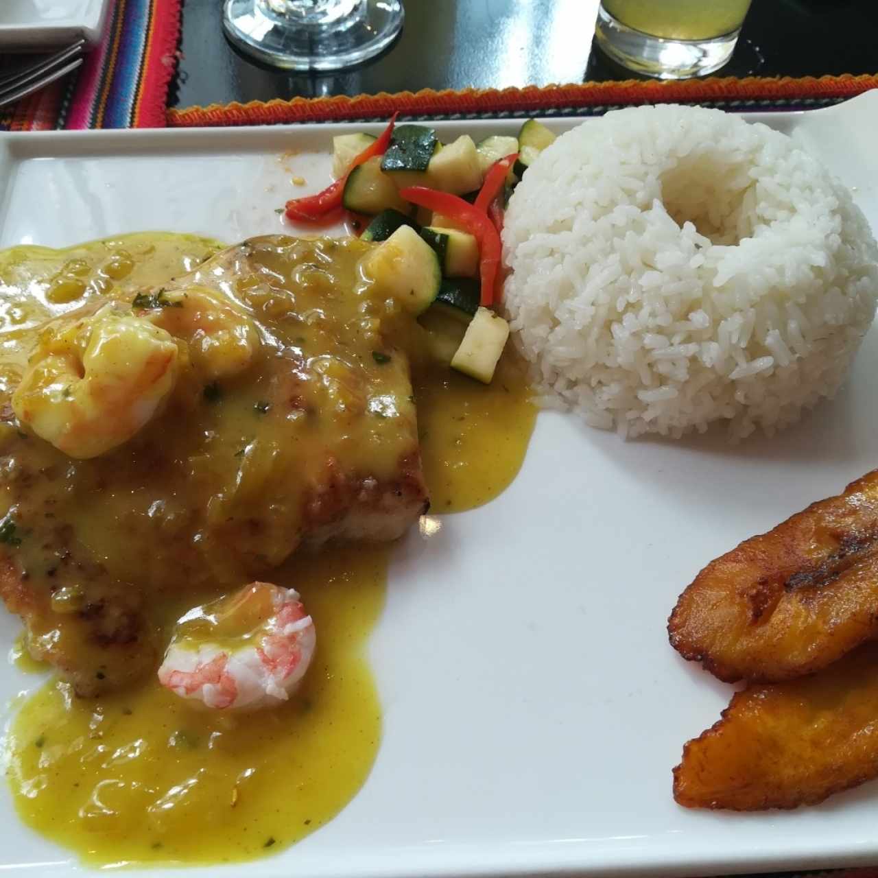 Corvina en salsa de Ají con camarones