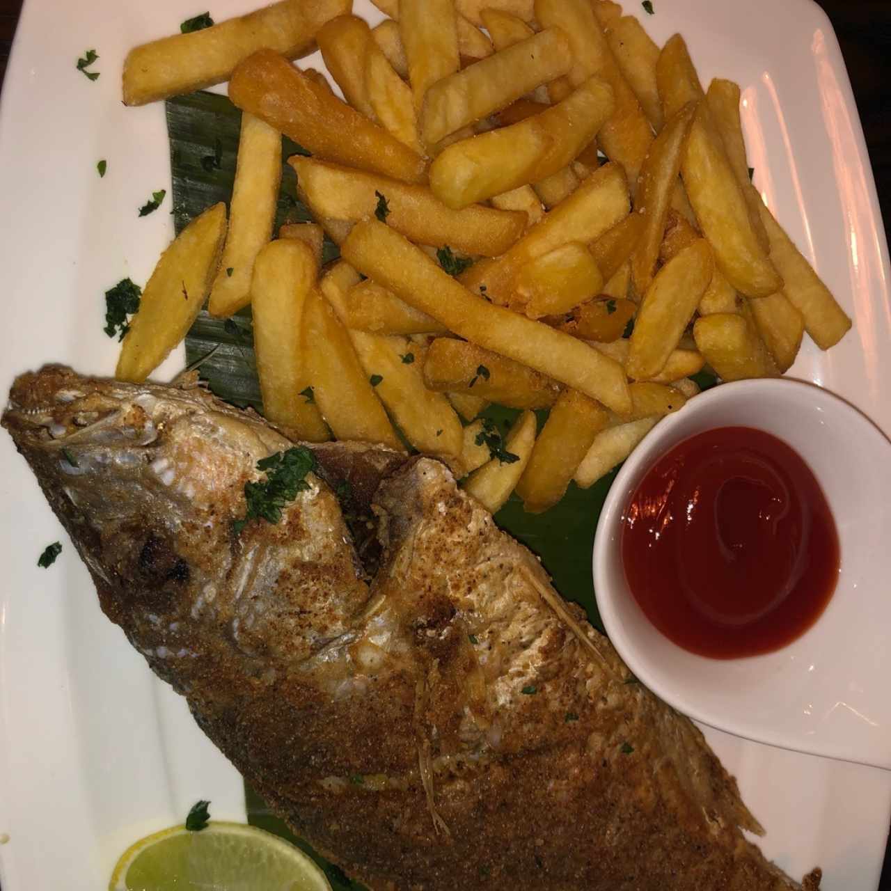 Pescado frito con papas fritas