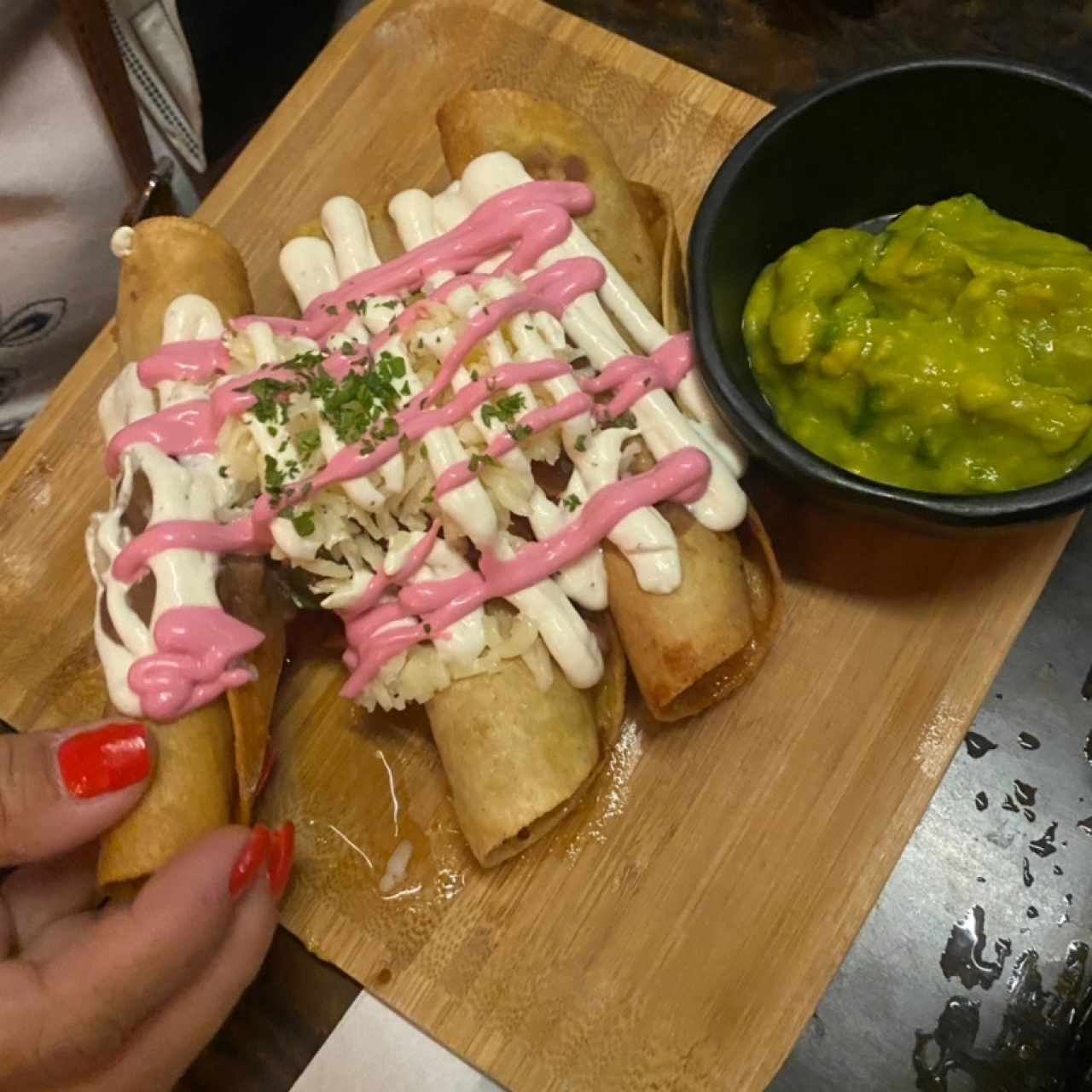 Tacos dorados guacamola aparte