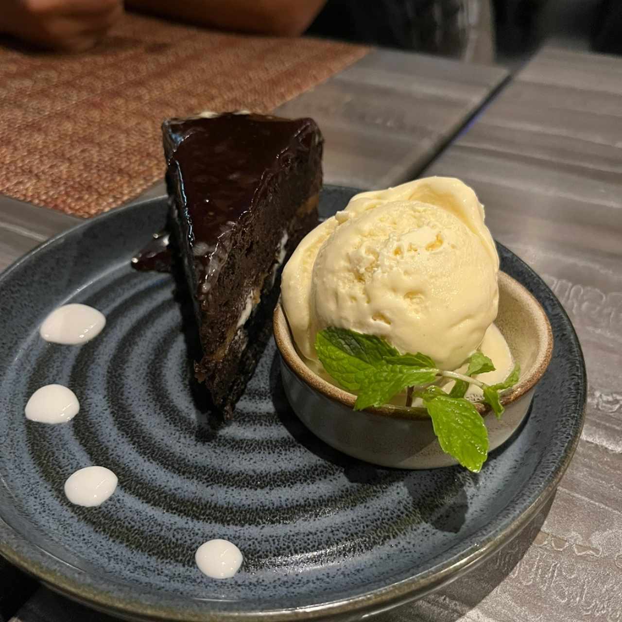 PASTEL DE CHOCOLATE & HELADO