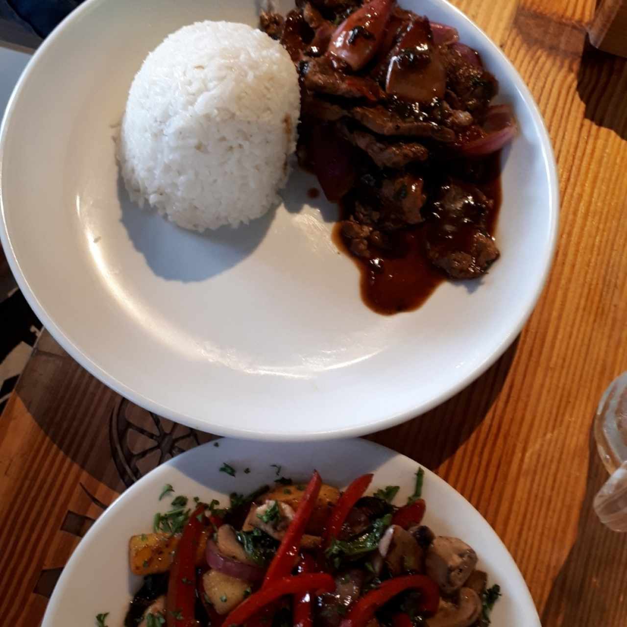 Saltado de res con arroz vegetales