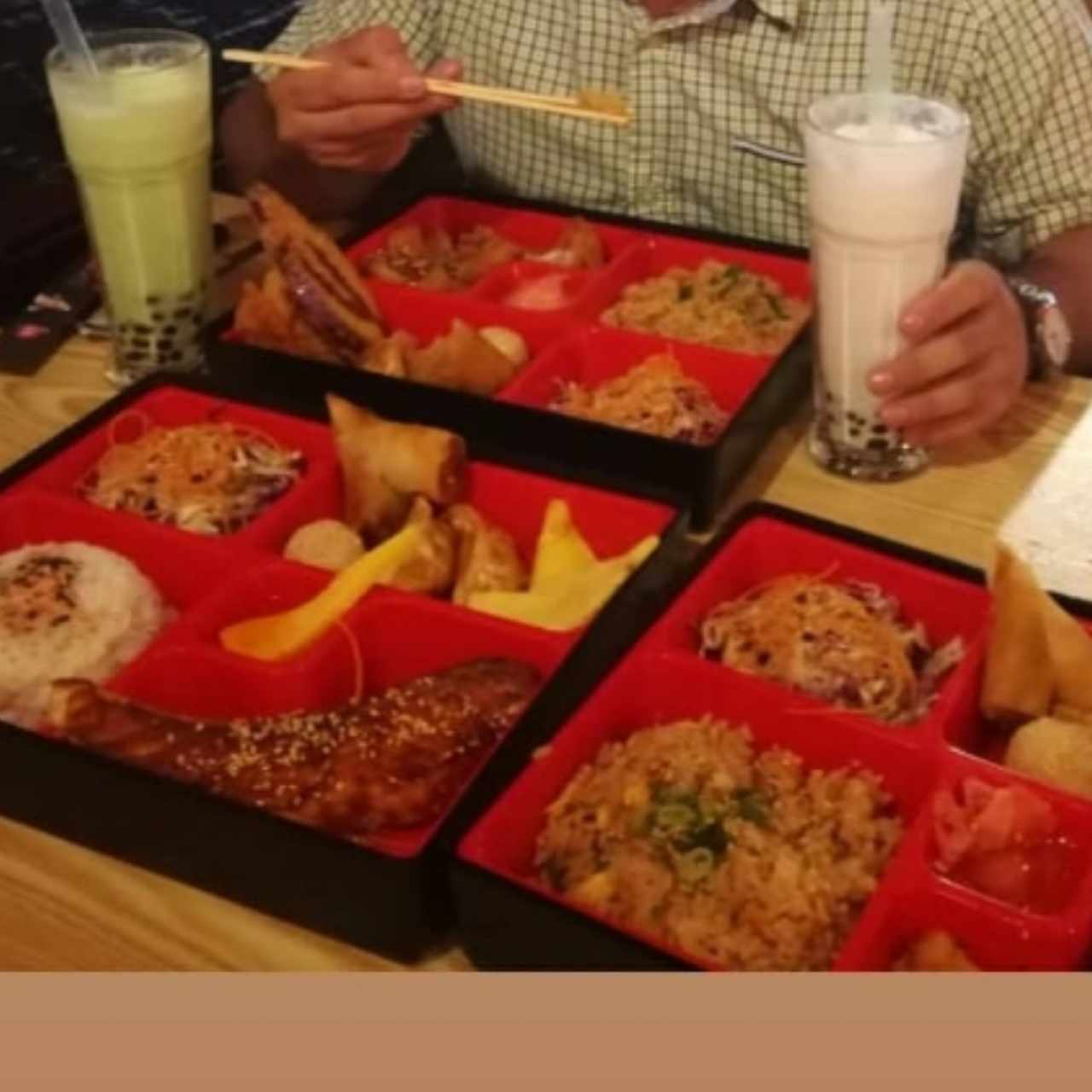 Korean beef set, yakimeshi set, yakisoba set, para acompañar bubble tea de melon y chai