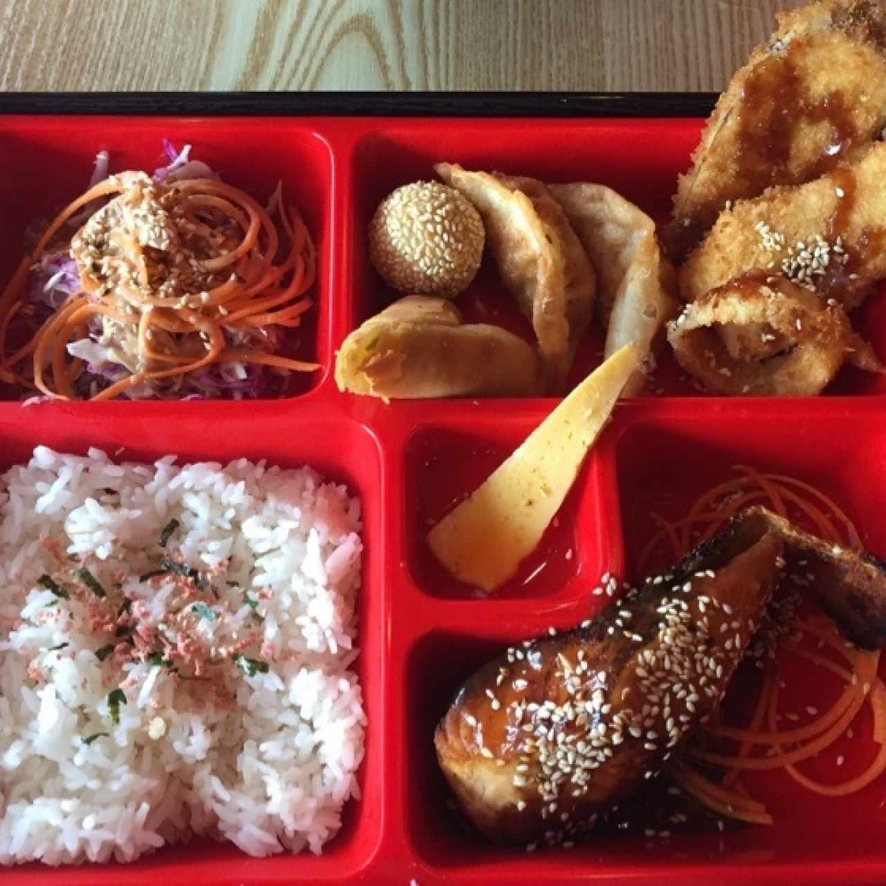 salmon teriyaky con gyosas y tempura