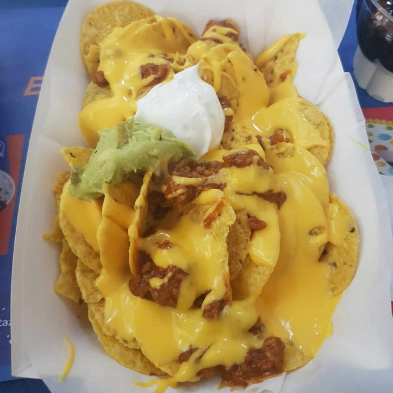 nachos con chilli y queso