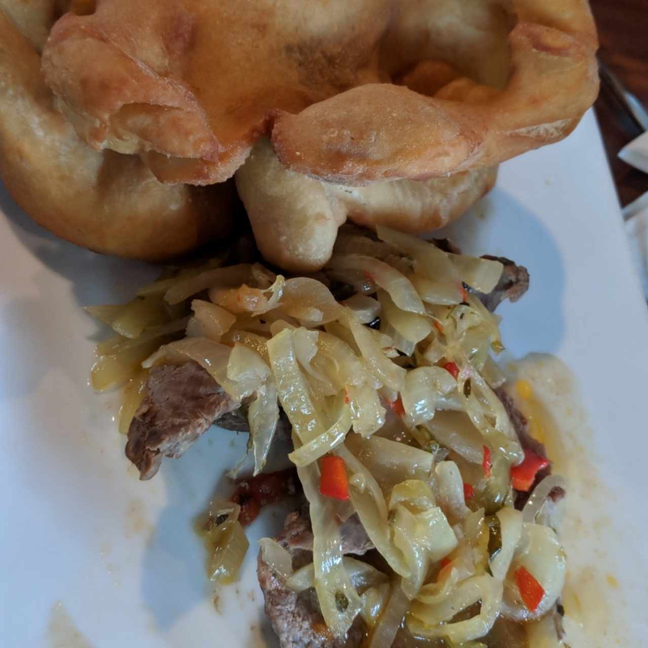 Bistec Encebollado con Hojaldre