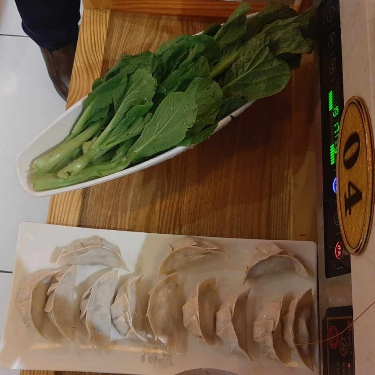 Acompañamientos variados - Dumpling y hojas de mostaza