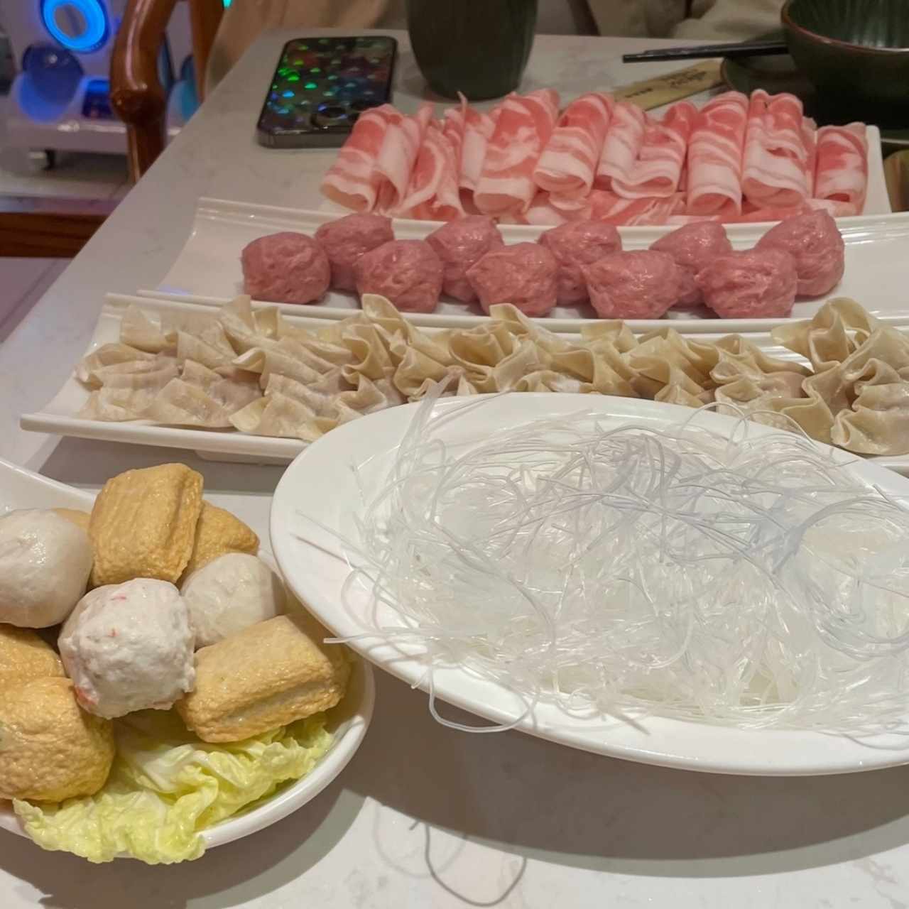 Fideos de arroz, bolitas de cerdo , corte de cerdo , dumplings y bolitas de pescado 