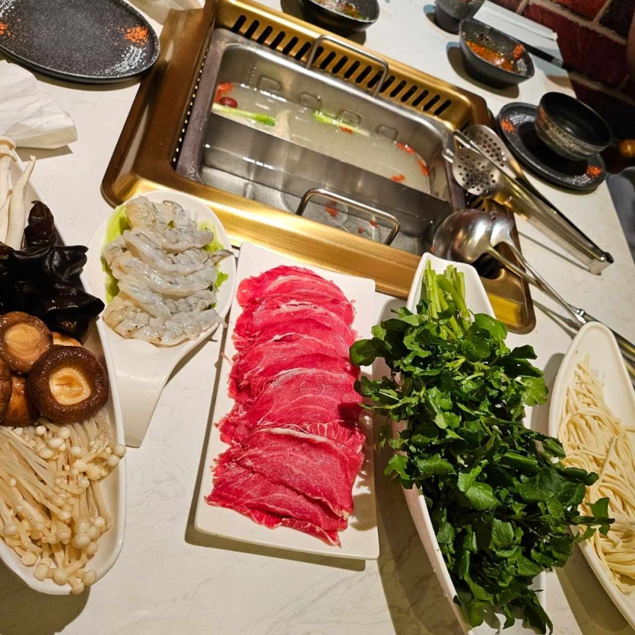 Acompañamientos variados - Variedad De Hongos
Camarones
Shoulder Steak
Hojas de berro
Fideos coreanos