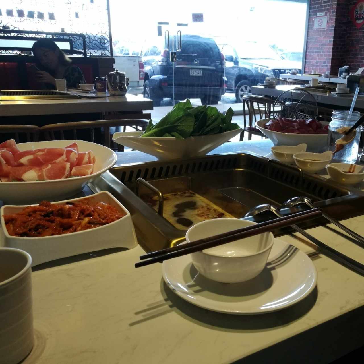 costillas, carne nacional, hojas de mostaza y kimchi