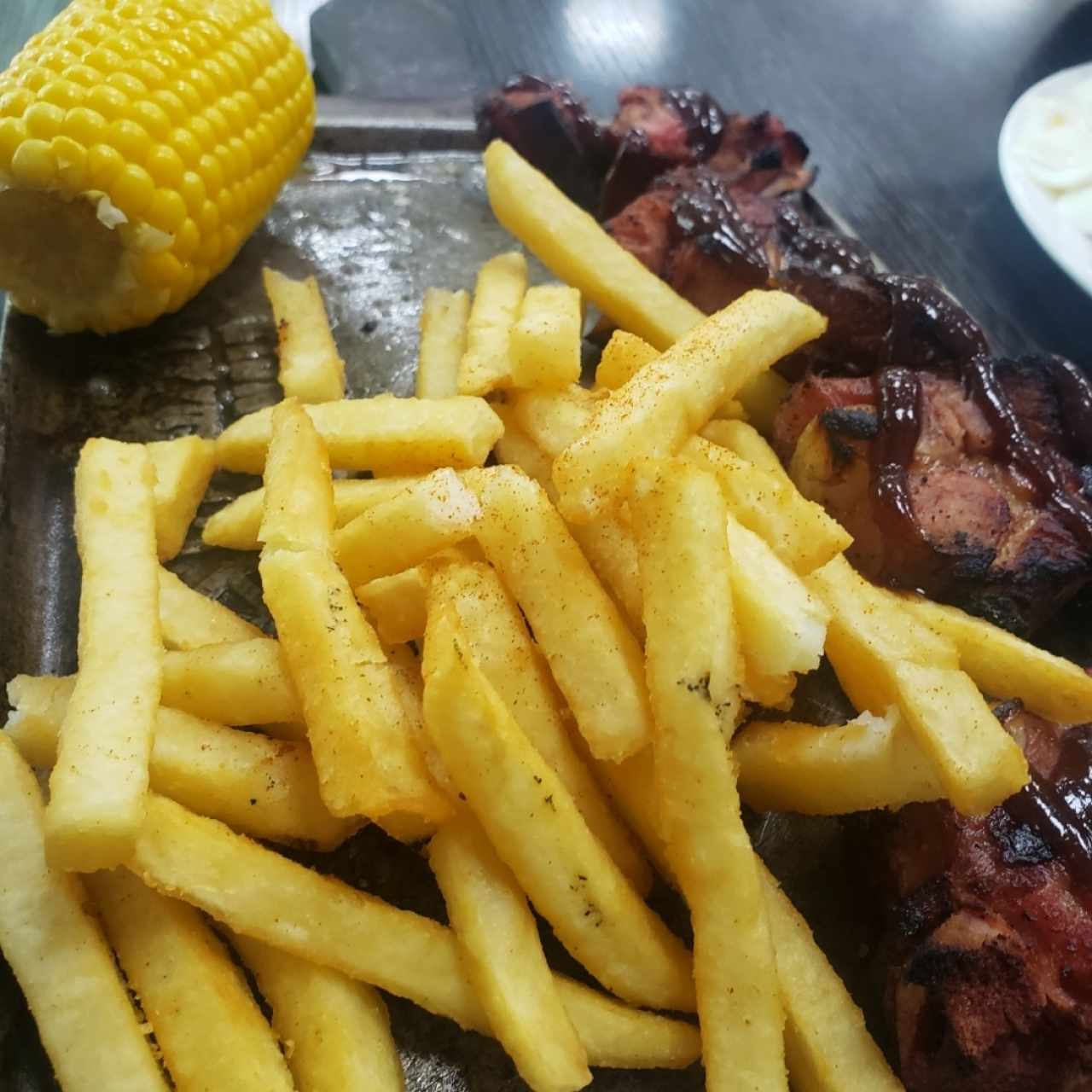 Costillotas con papas y maíz