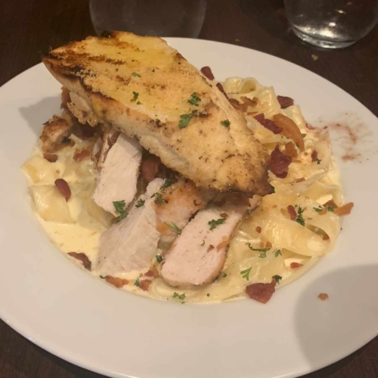 FETUCCINNI ALFREDO CON POLLO Y TOCINO