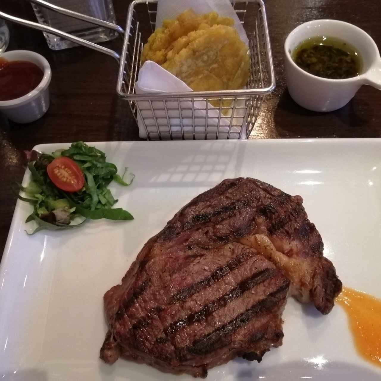 CARNES ARGENTINAS - BIFE ANGOSTO (RIBEYE) con Chimichuri y Patacones 