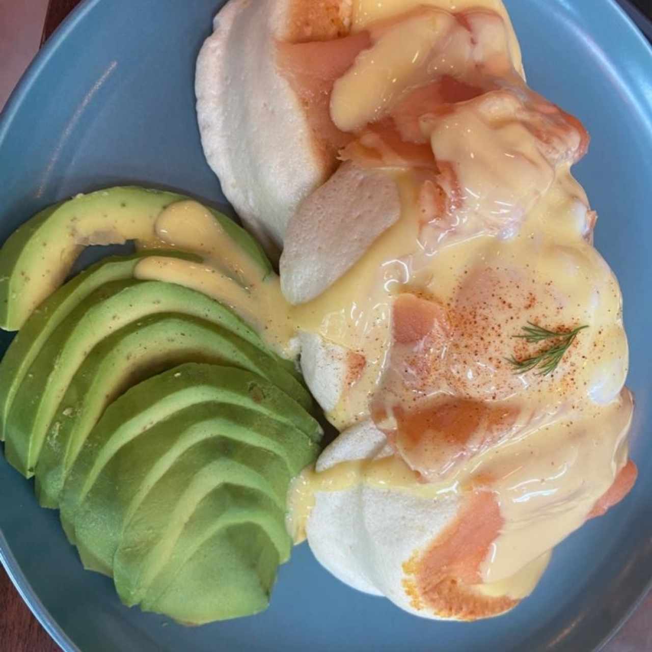 fluffy pancakes con huevo pochado
