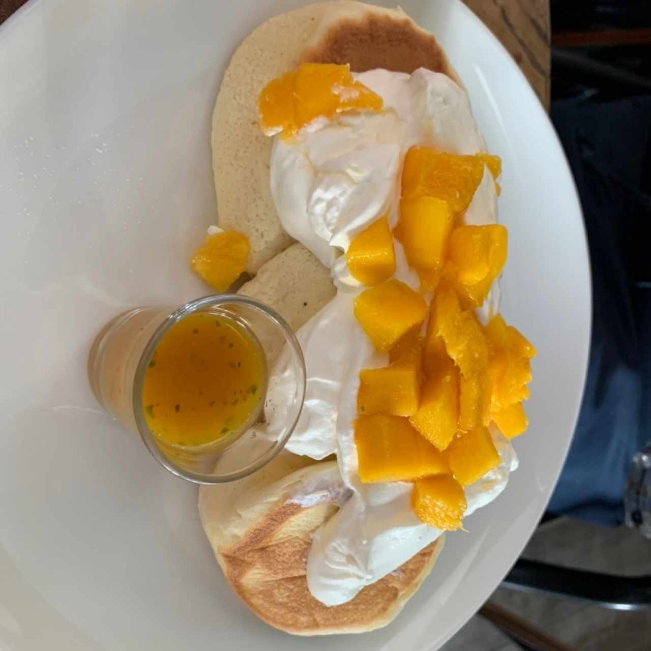 Fluffy pancakes con mango