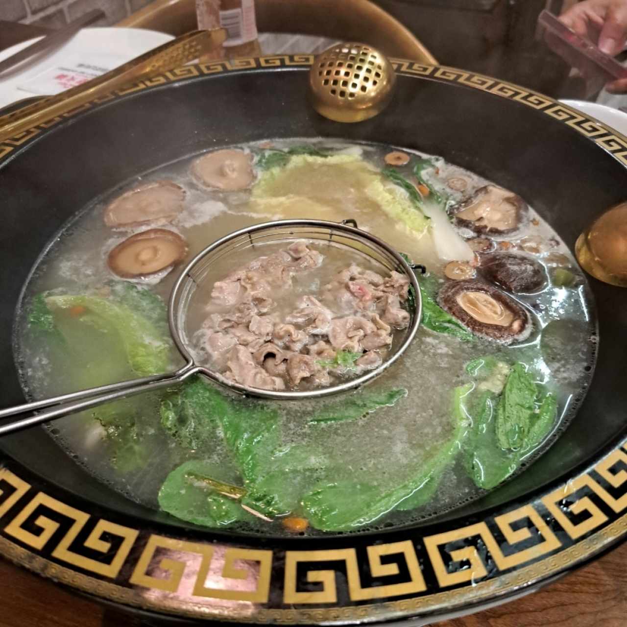 Hot pot  de caldo de hueso, ribeye, pato, hongos portobello y mixto de vegetales