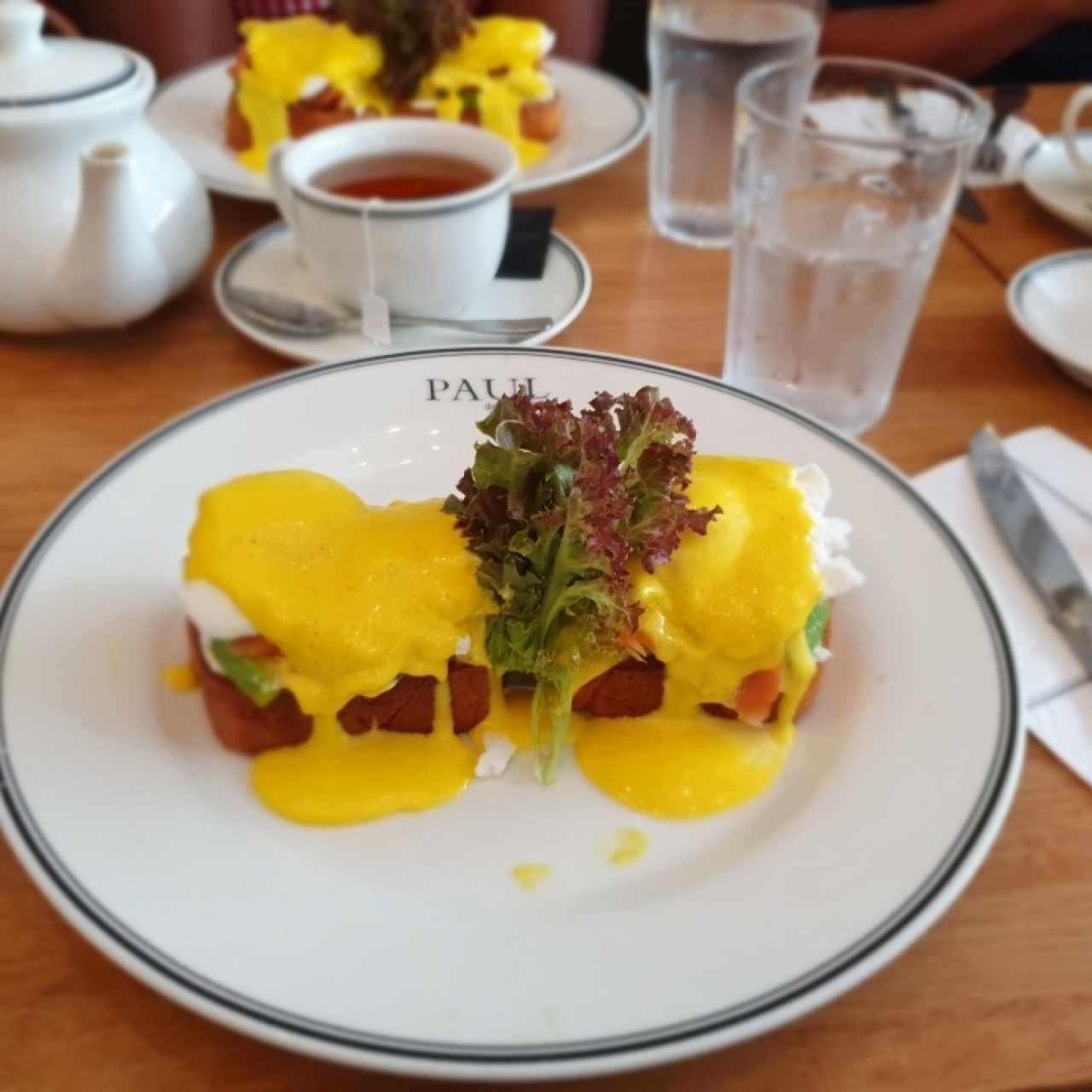 Huevos Benedicto con salmón y aguacate