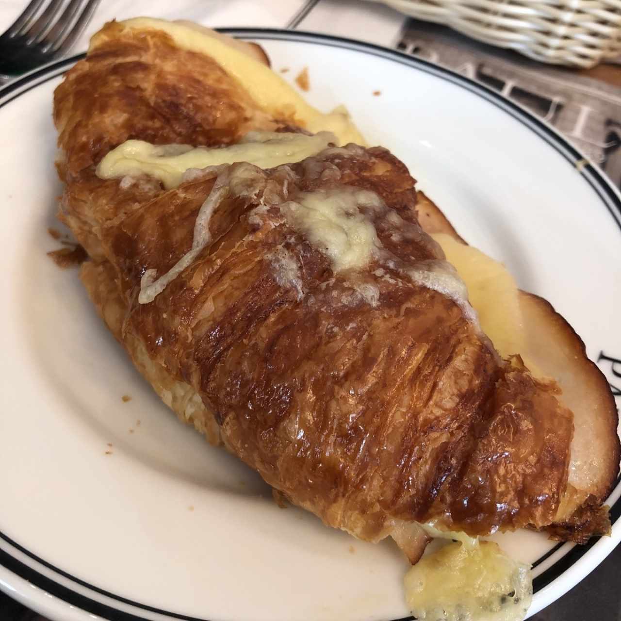 Croissant de queso suizo, jamón y salsa bechamel
