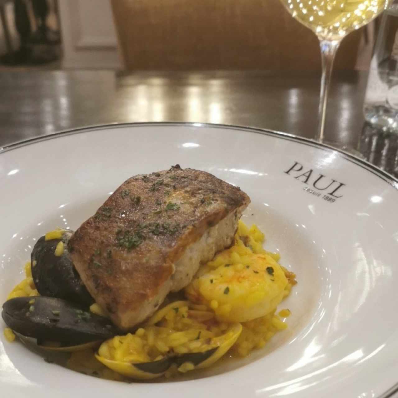 Filete de corvina con arroz meloso y mariscos. 