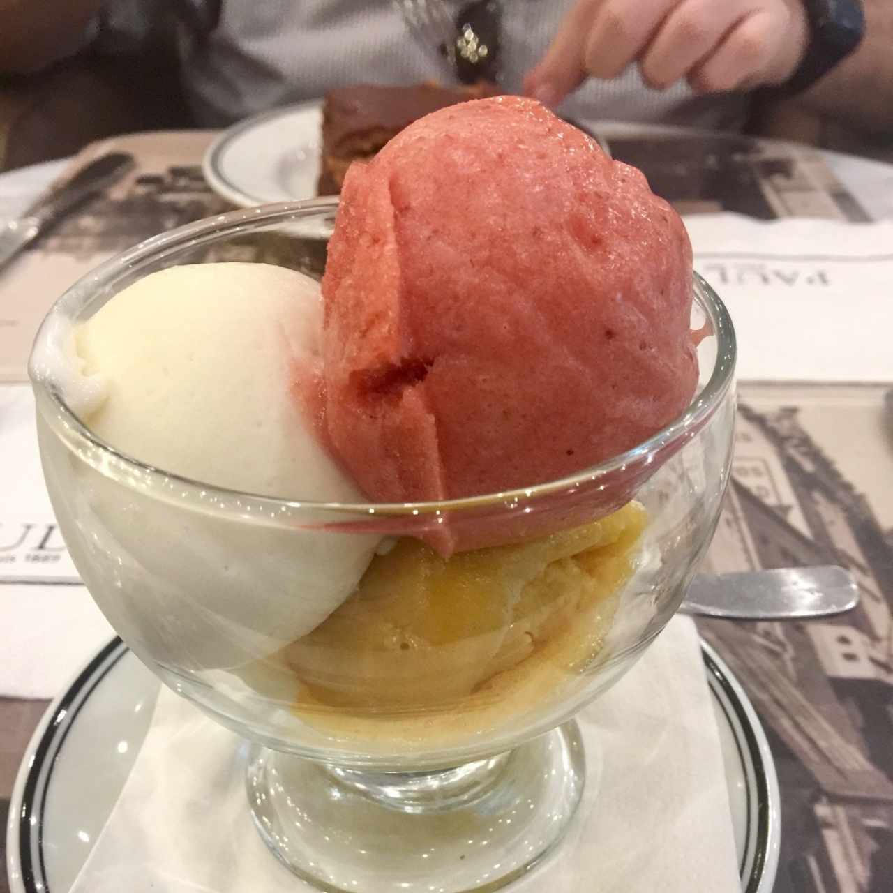 Helado de vainilla, mango y fresa