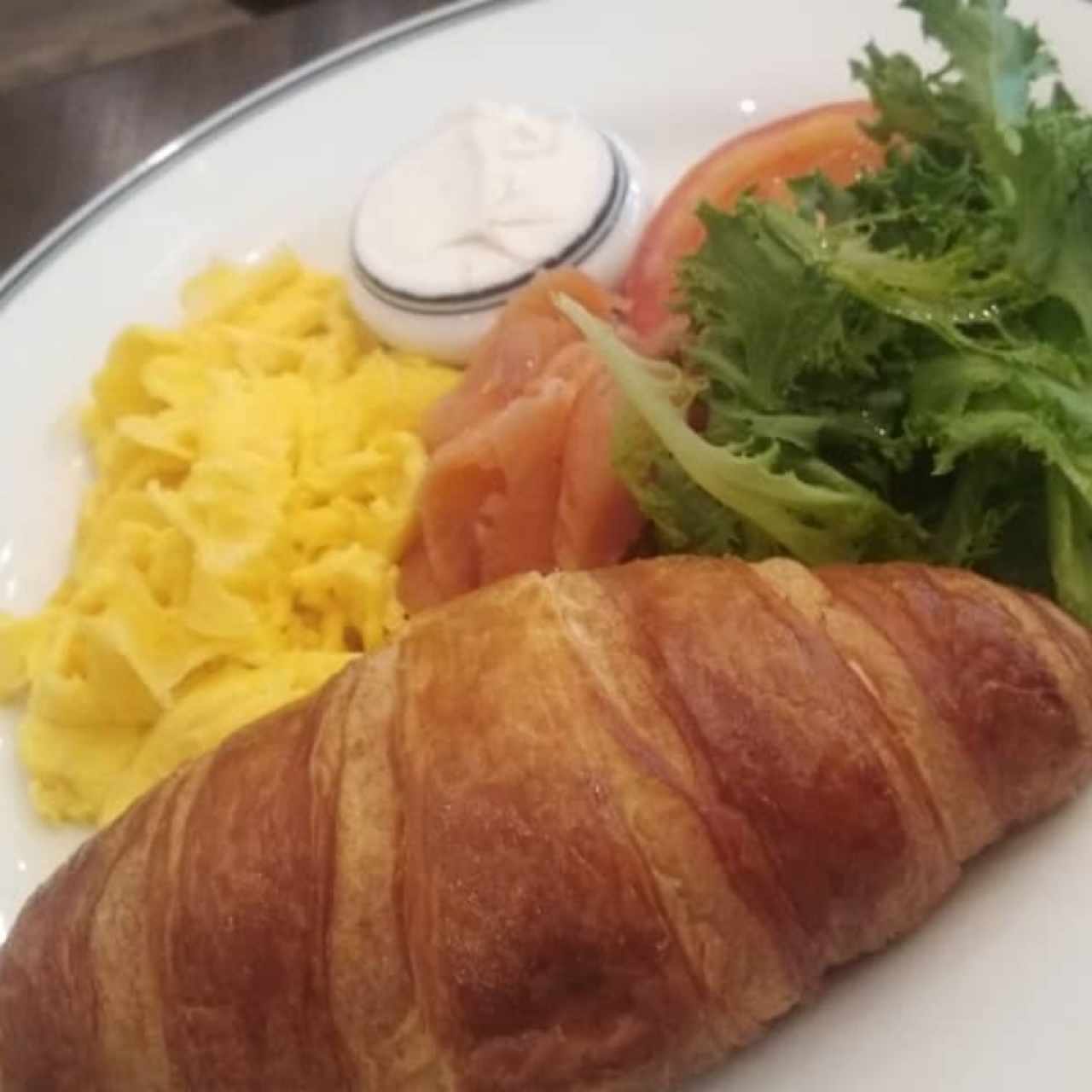 huevos con salmón y croissant 