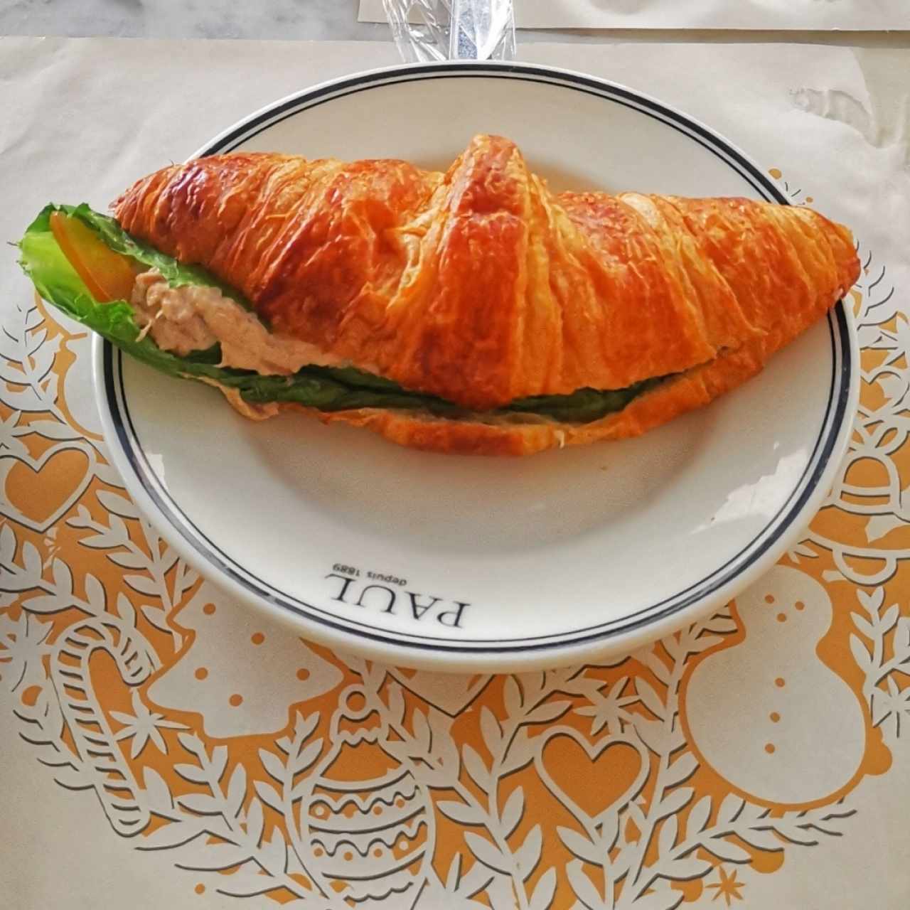 Croissant con atún