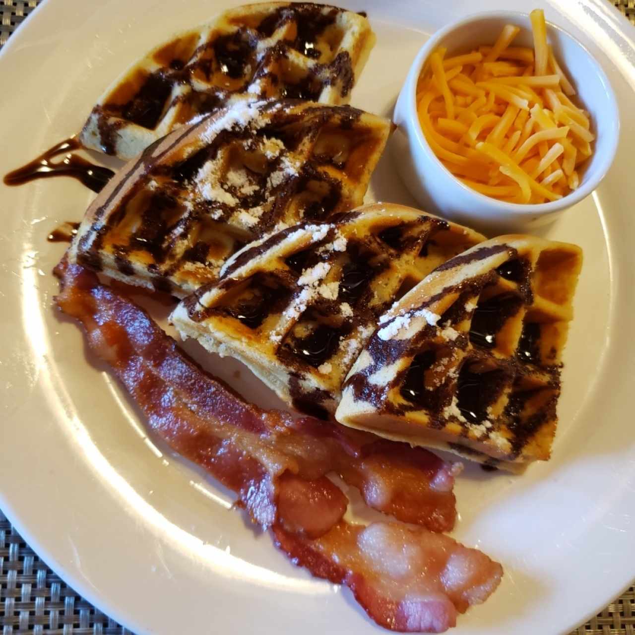waffles con chocolate, bacon y queso