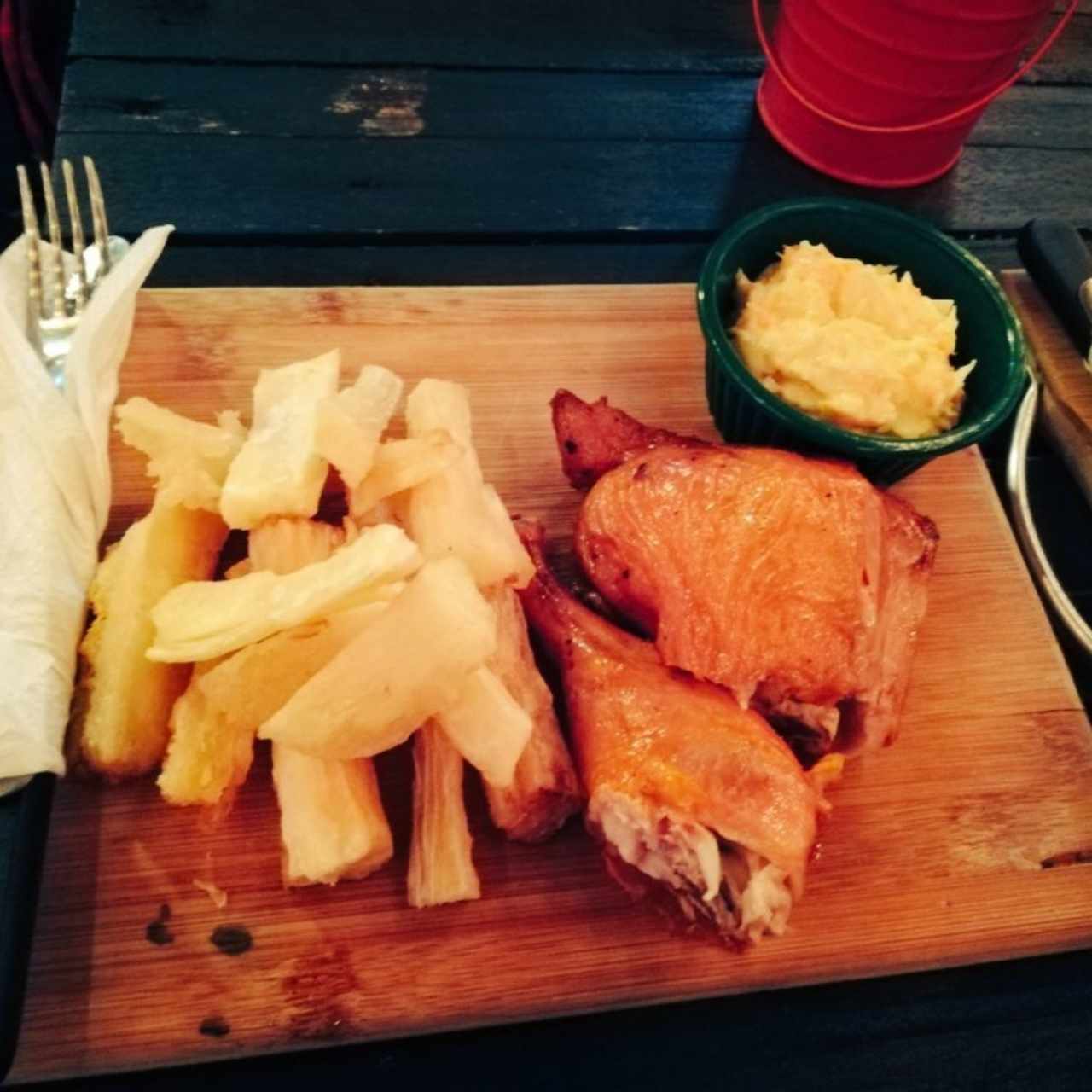 pollo asado con yuca frita