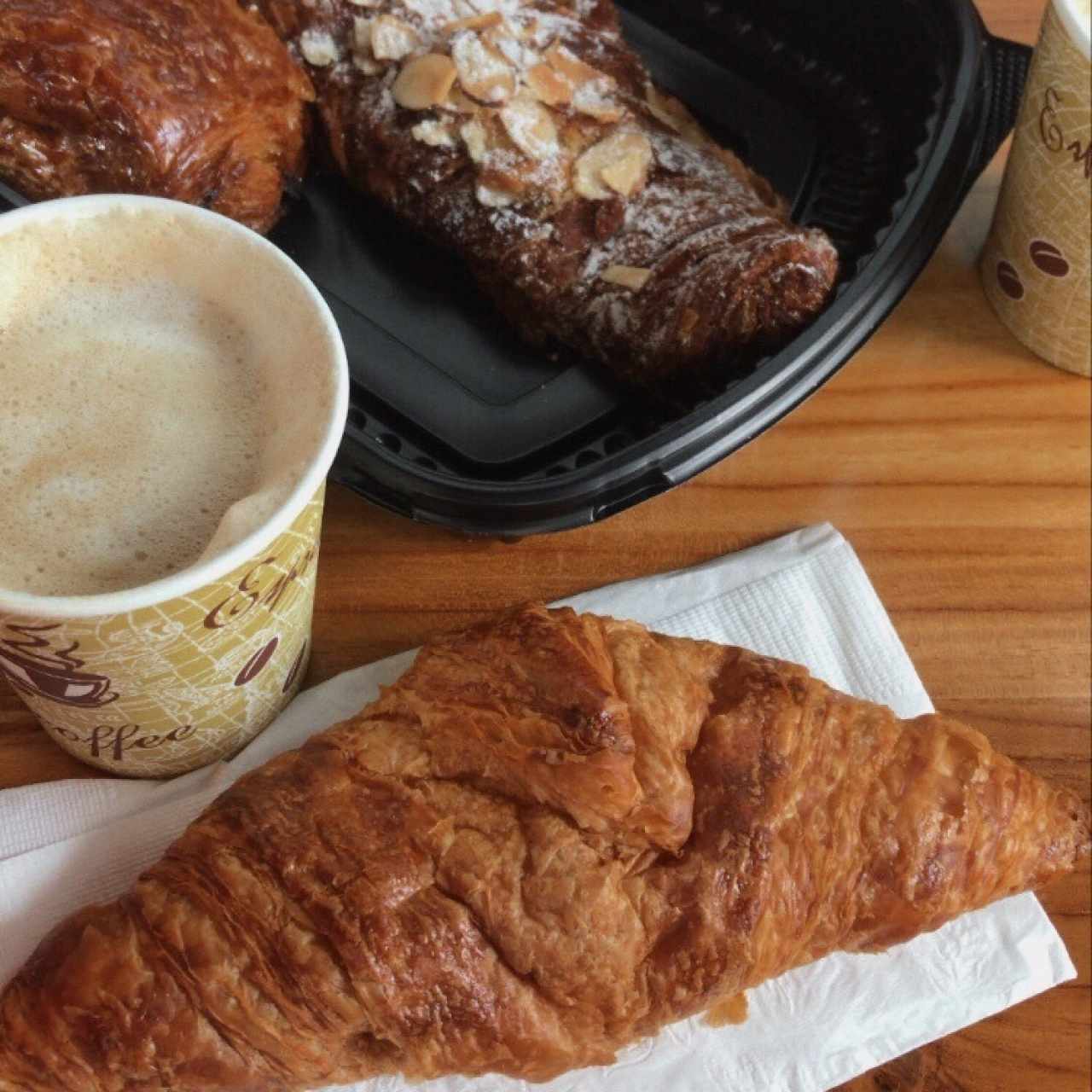 croissant y cappuccino