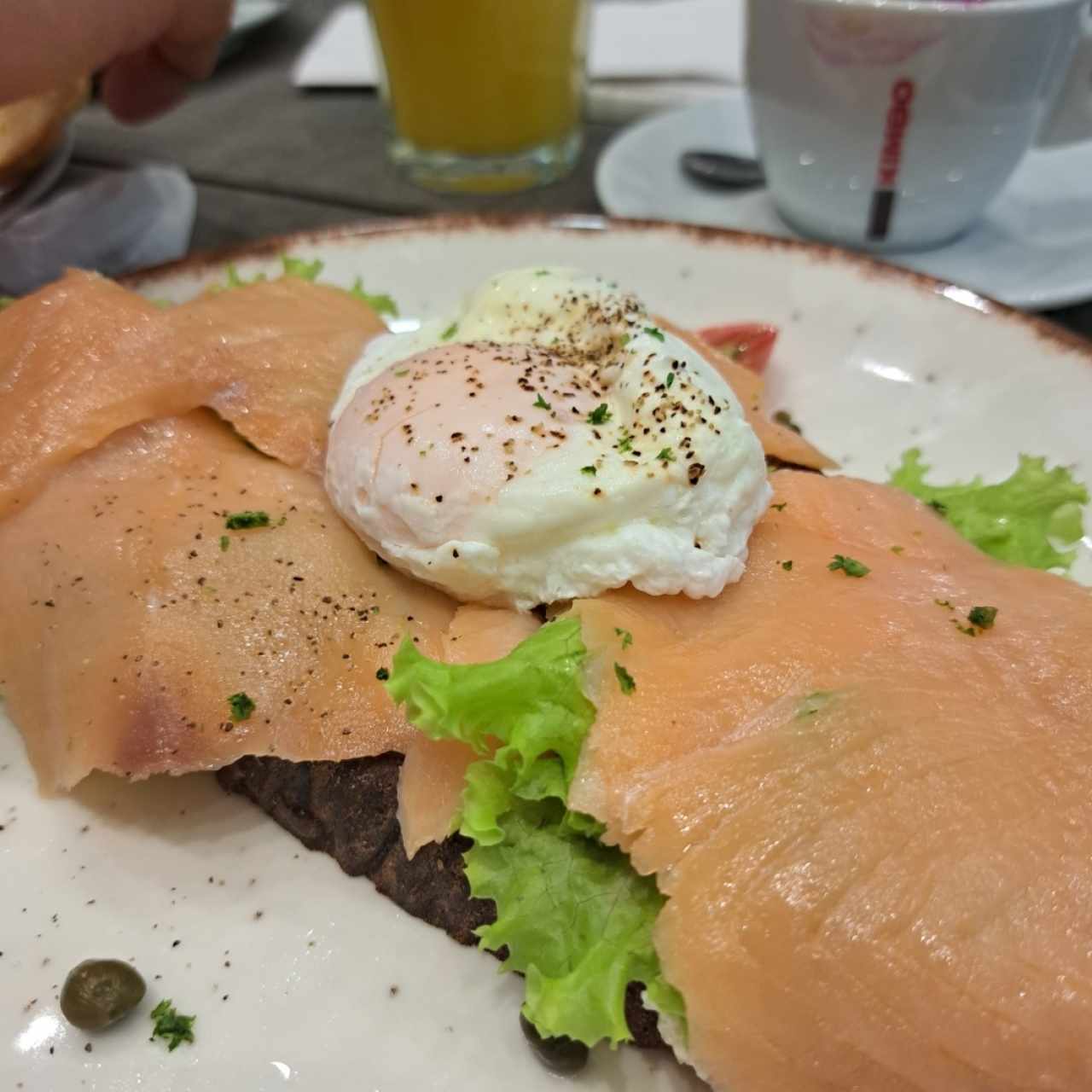 salmón y huevo poche
