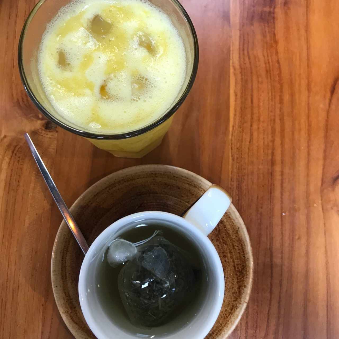 jugo de piña y té verde
