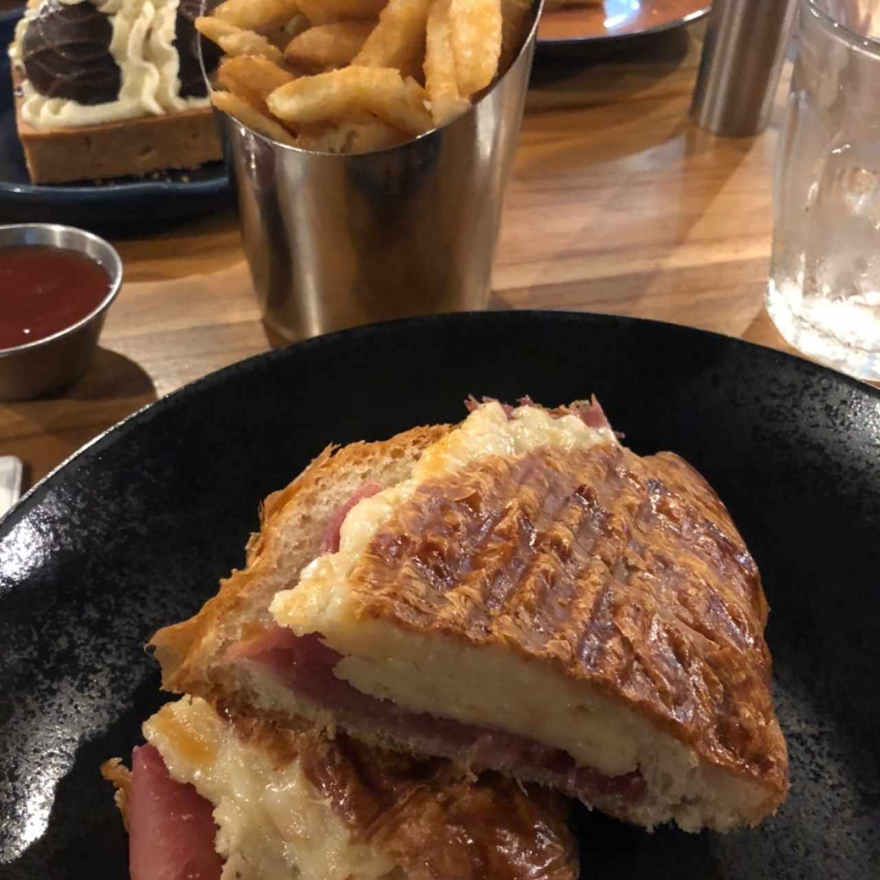 Croissant de Jamón Serrano con Queso Manchego