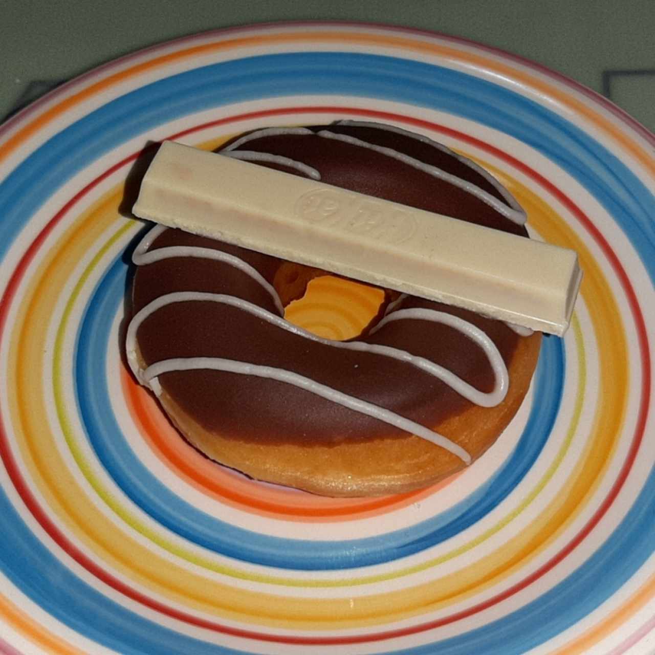 Donut de chocolate con kit kat blanco