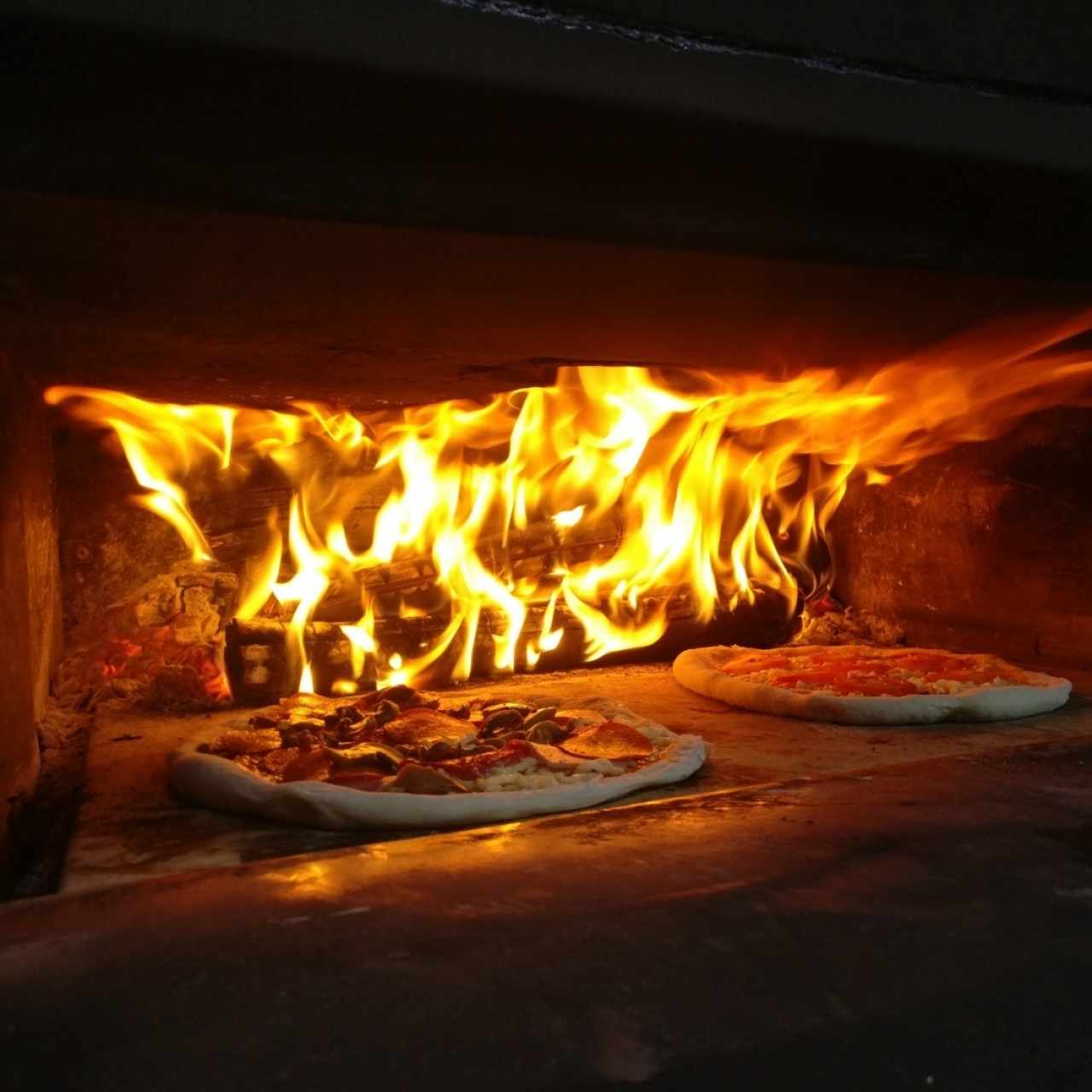 pizzas artesanales en horno de leña