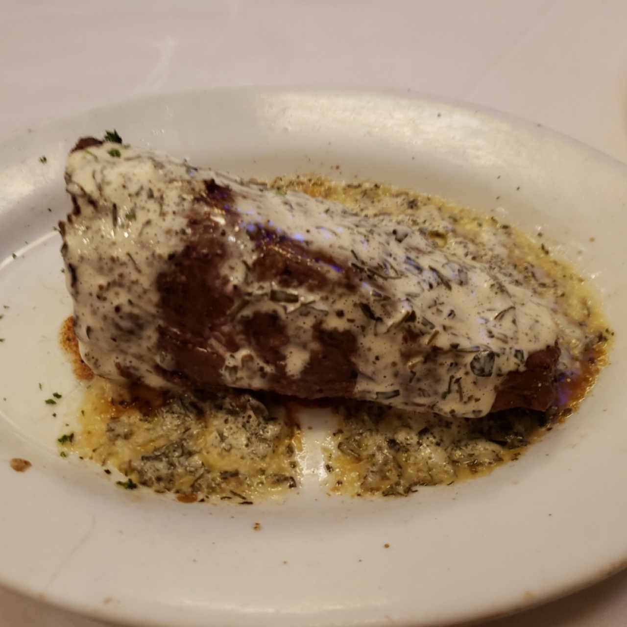 Filete de Lomito Estilo Francés (8 oz.), Skirt Steak (Entraña) (8 oz.), Filete de Salmón, Suprema de Ave a la Reina, Kabobs de Lomito.