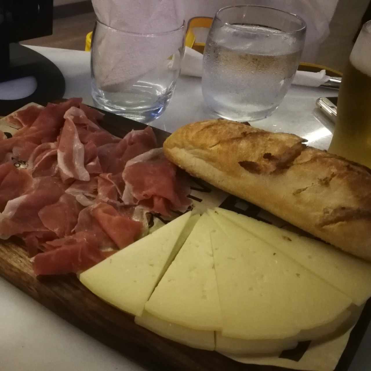 tabla de queso manchego y jamón serrano
