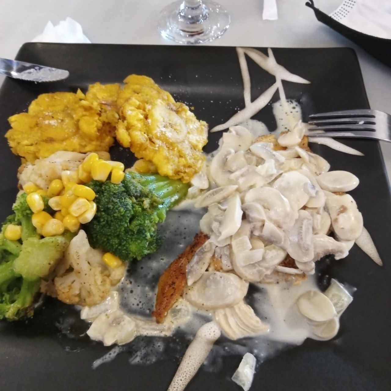 Pollo con Champiñones acompañado de Patacones y Vegetales Salteados