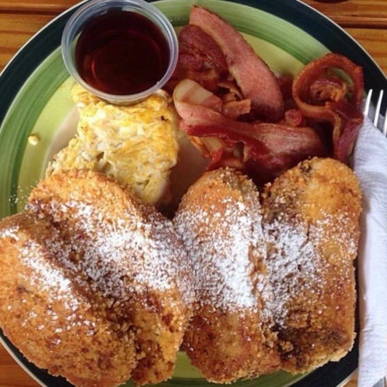 Tostadas francesas con tocino y huevos revueltos.