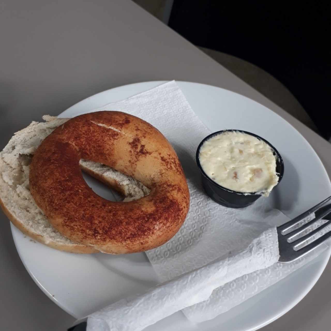 cinnamon and brown sugar bagel with pineapple cream cheese
