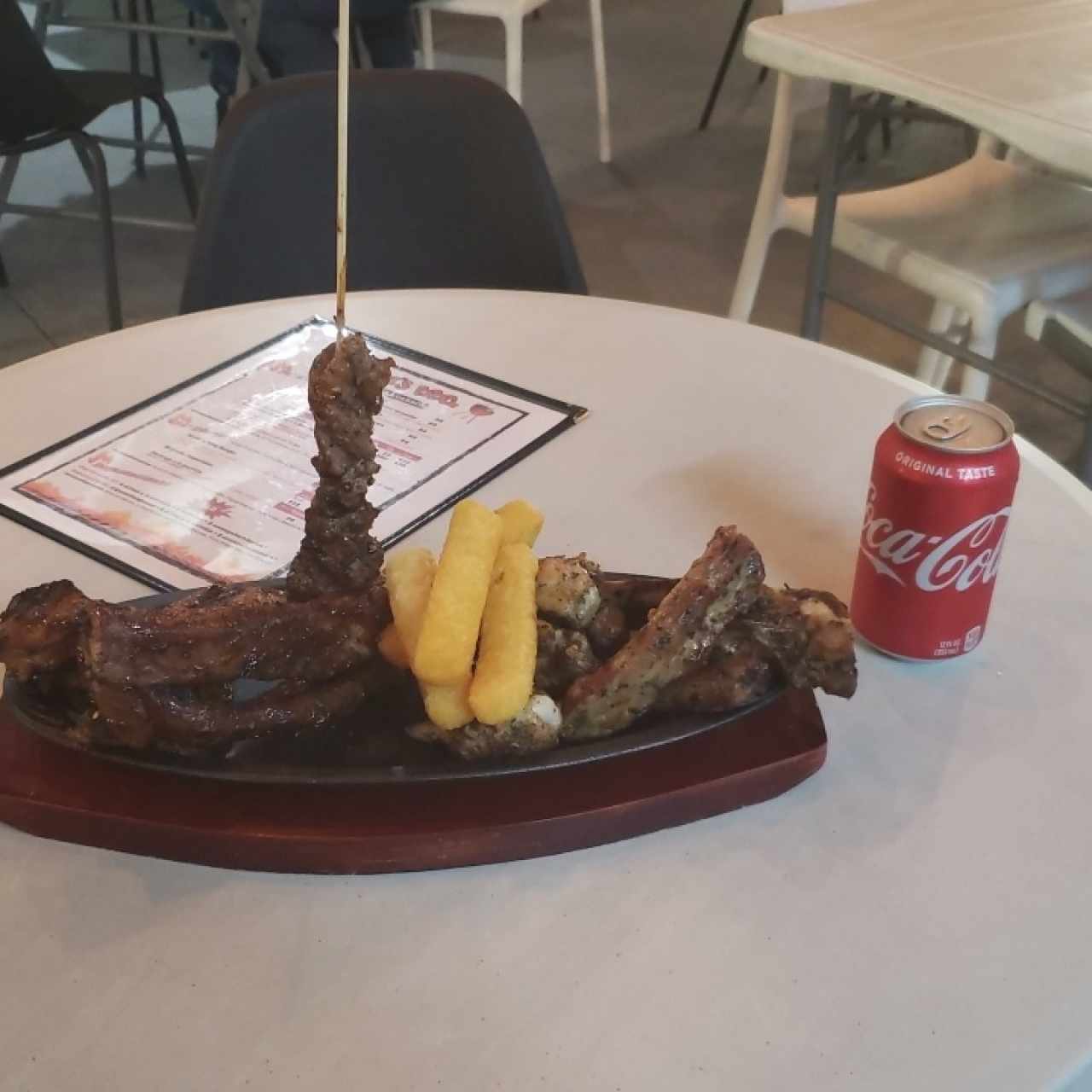 alitas bbq, costillas de cerdo, filete de res en palito y yuca sticks 