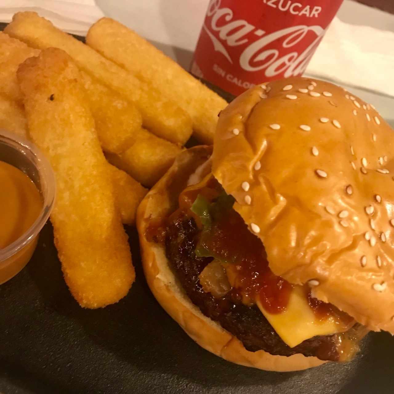 Xavie’s BBQ Burger con Yuca Frita
