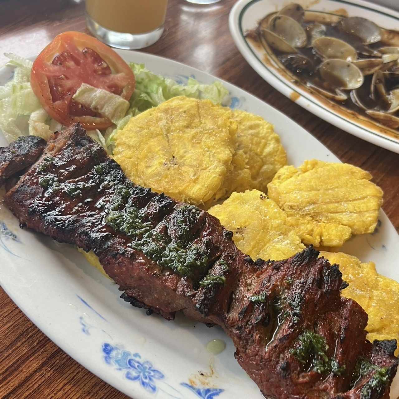 Filete de res con patacones. 