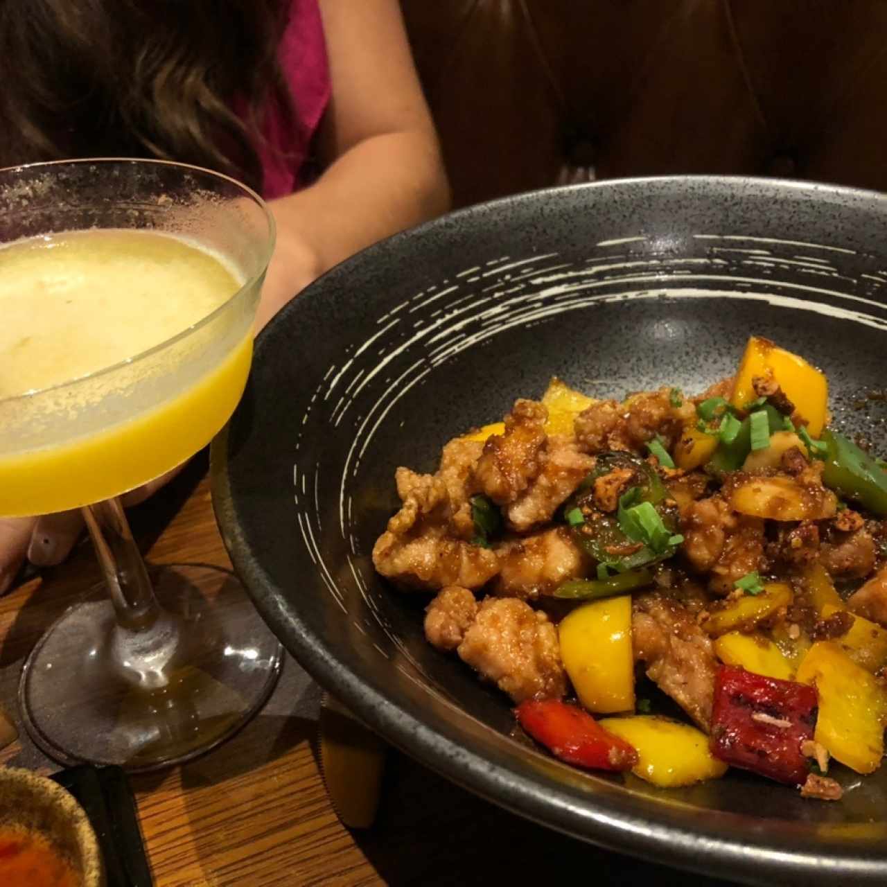 Kung Pao Chicken y cocktail Pisco Disco
