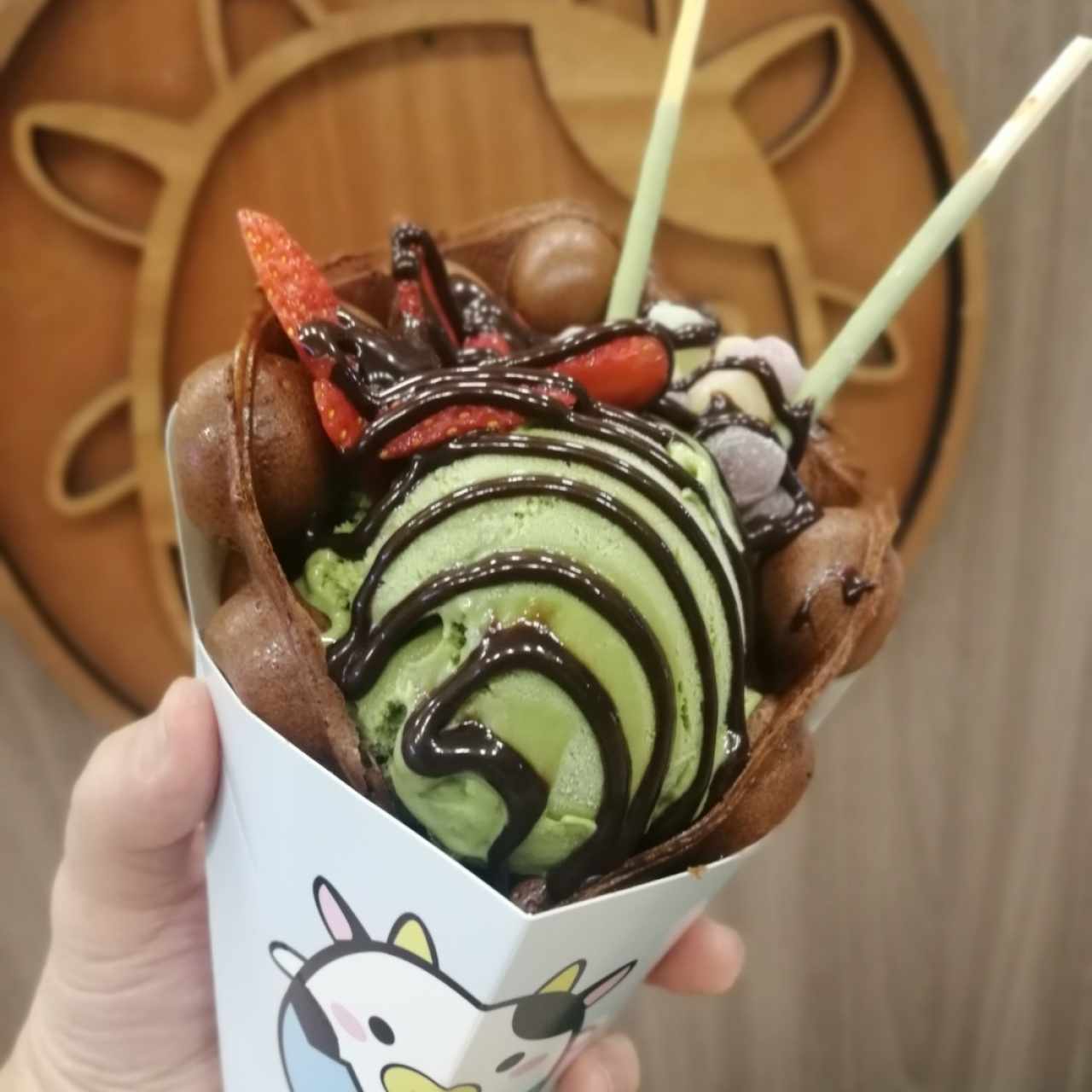 Egg Waffle de Chocolate con Gelato de Matcha, Fresas y Mochi