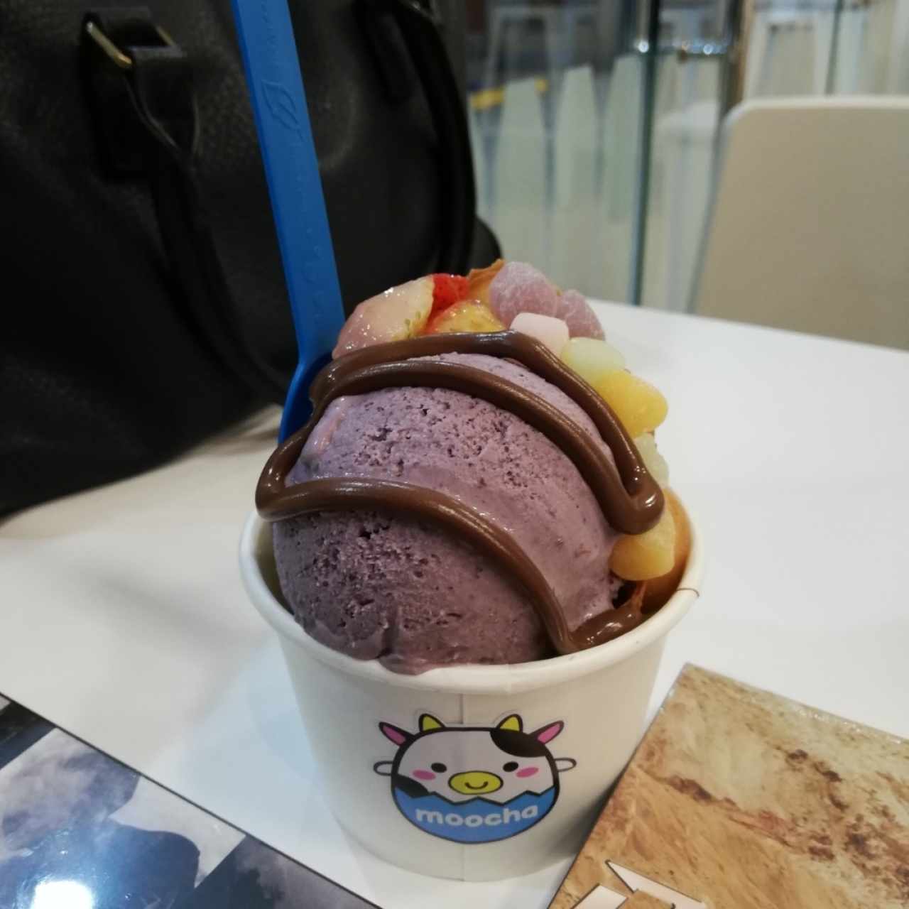 helado de Blueberry con mochi y fresas 