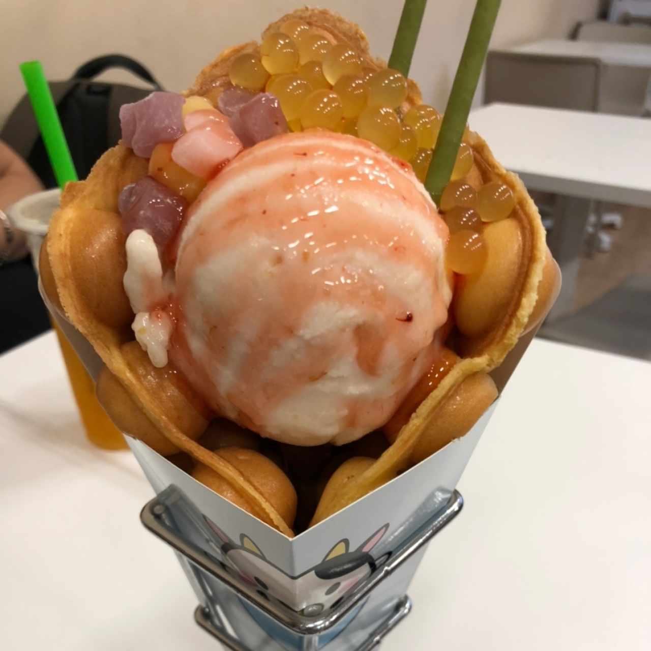 Helado de Lychee con Waffle de Vainilla y Sirope de Fresa