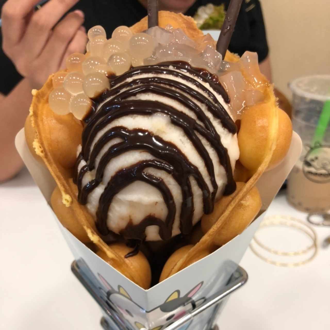 Helado de Lychee con Waffle de Vainilla y Sirope de Chocolate