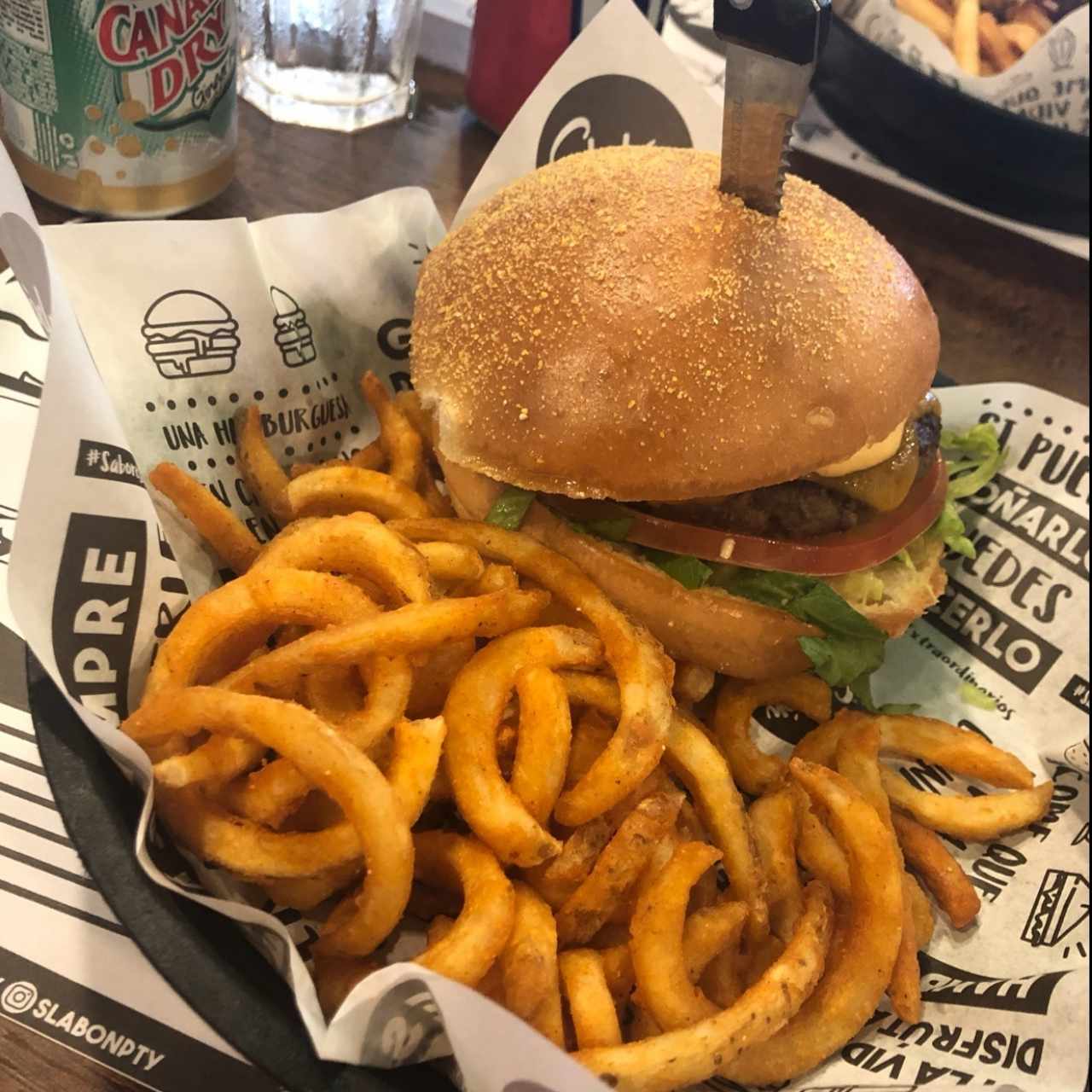 Retro Burger con Curly Fries