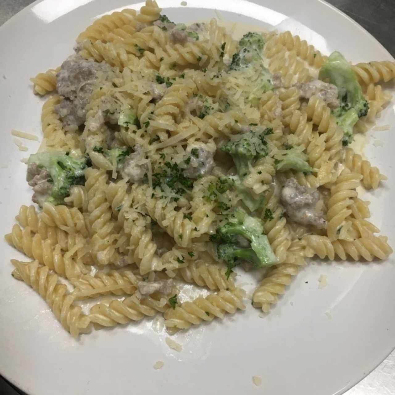 brócoli con chorizo en salsa blanca