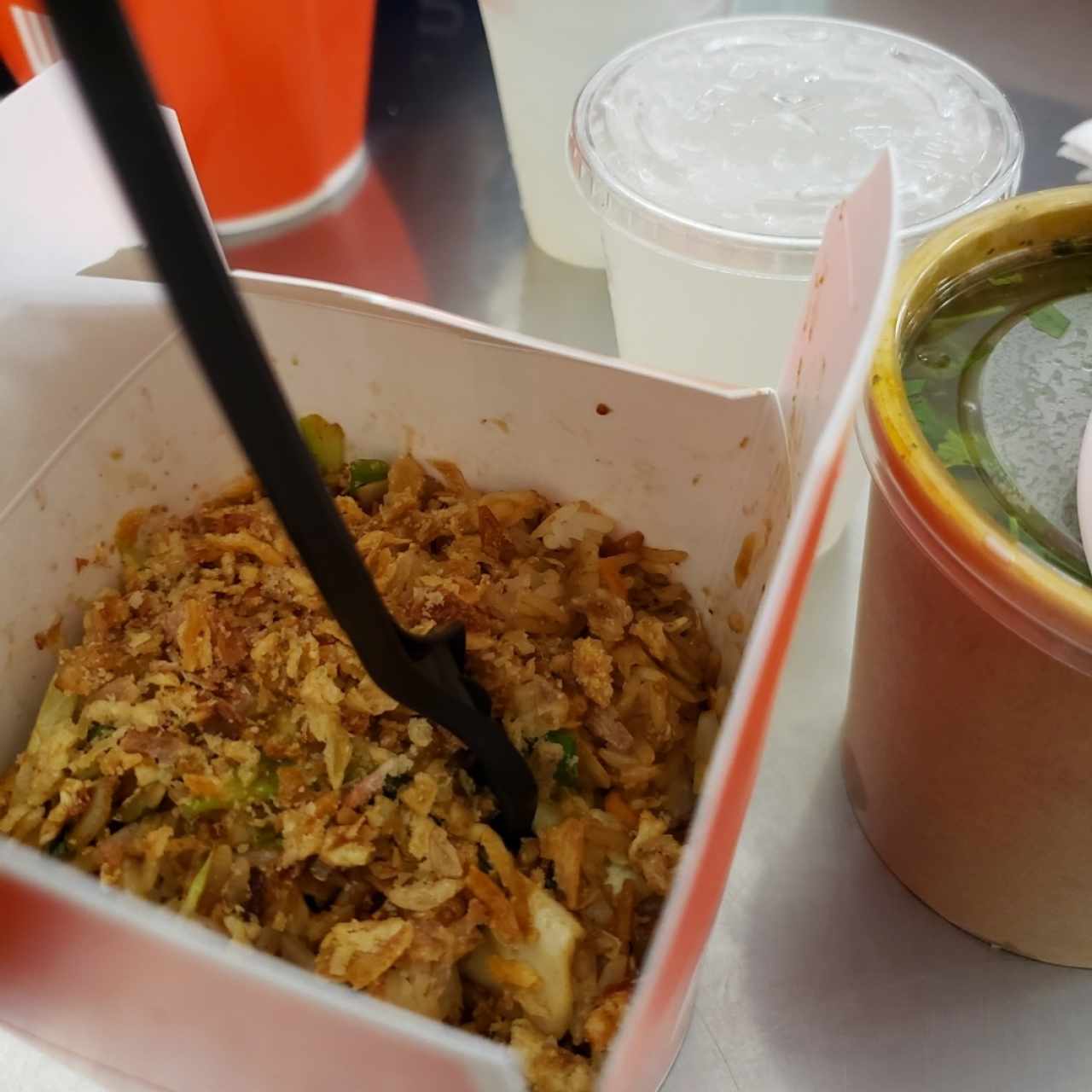 ARROZ JAZMÍN CON VEGETALES Y HUEVOS, CEBOLLAS FRITAS, SALSA TOKIO, SOPA DEL DÍA Y LIMONADA