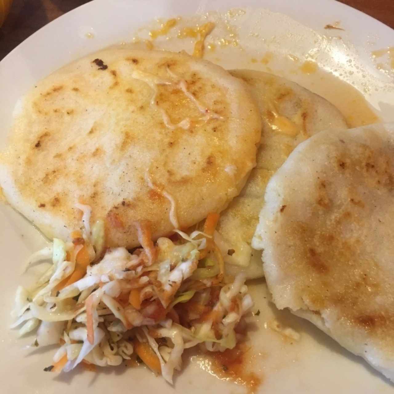 Pupusas de queso con jalapeño, revueltas y chicharron con queso.